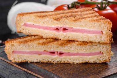 Peynirli ve jambonlu taze kızarmış ekmek. Sandviç, atıştırmalık.