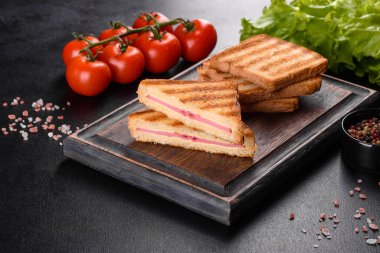 Peynirli ve jambonlu taze kızarmış ekmek. Sandviç, atıştırmalık.