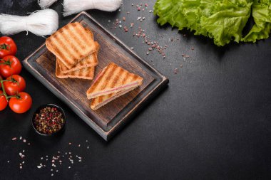 Peynirli ve jambonlu taze kızarmış ekmek. Sandviç, atıştırmalık.