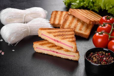 Peynirli ve jambonlu taze kızarmış ekmek. Sandviç, atıştırmalık.