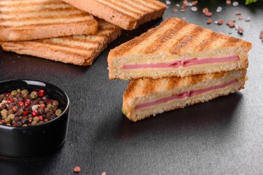 Peynirli ve jambonlu taze kızarmış ekmek. Sandviç, atıştırmalık.