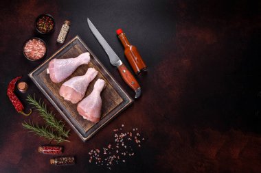 Baharatlı, tuzlu ve otlu taze çiğ tavuk budu. Fırında pişirmek için bir tabak hazırlıyorum.