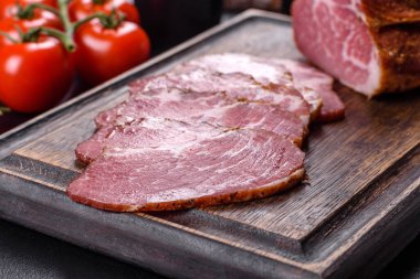 Ekmek ve sebzelerle dilimlenmiş lezzetli taze pastırma.