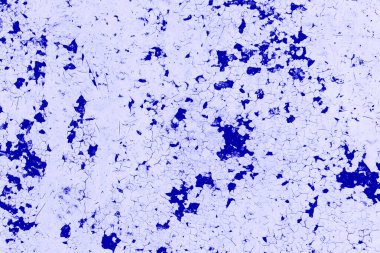 Çatlakları ve çizikleri olan metal bir duvarın dokusu arka plan olarak kullanılabilir.