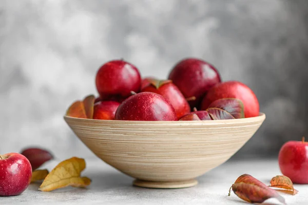 Hermosas Manzanas Rojas Frescas Con Hojas Otoño Jarrón Madera Sobre — Foto de Stock