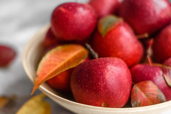 Hermosas Manzanas Rojas Frescas Con Hojas Otoño Jarrón Madera Sobre — Foto de Stock