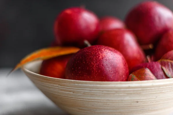 Hermosas Manzanas Rojas Frescas Con Hojas Otoño Jarrón Madera Sobre — Foto de Stock