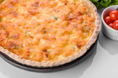 Brokoli, somon ve peynirli nefis taze kiş. Balık ve sebzeli vejetaryen turtası.