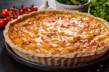 Brokoli, somon ve peynirli nefis taze kiş. Balık ve sebzeli vejetaryen turtası.