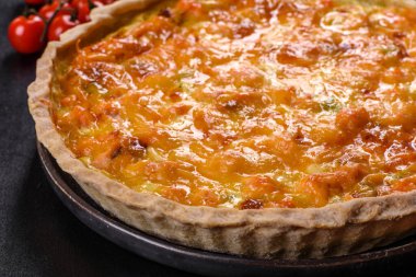 Brokoli, somon ve peynirli nefis taze kiş. Balık ve sebzeli vejetaryen turtası.