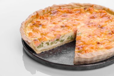 Brokoli, somon ve peynirli nefis taze kiş. Balık ve sebzeli vejetaryen turtası.