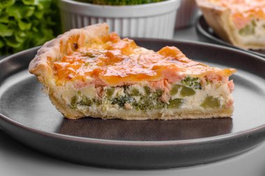 Brokoli, somon ve peynirli nefis taze kiş. Balık ve sebzeli vejetaryen turtası.