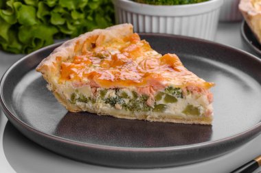 Brokoli, somon ve peynirli nefis taze kiş. Balık ve sebzeli vejetaryen turtası.