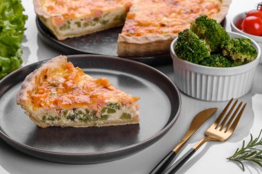 Brokoli, somon ve peynirli nefis taze kiş. Balık ve sebzeli vejetaryen turtası.