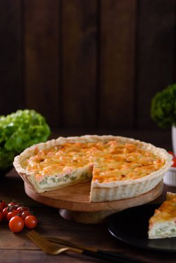 Brokoli, somon ve peynirli nefis taze kiş. Balık ve sebzeli vejetaryen turtası.