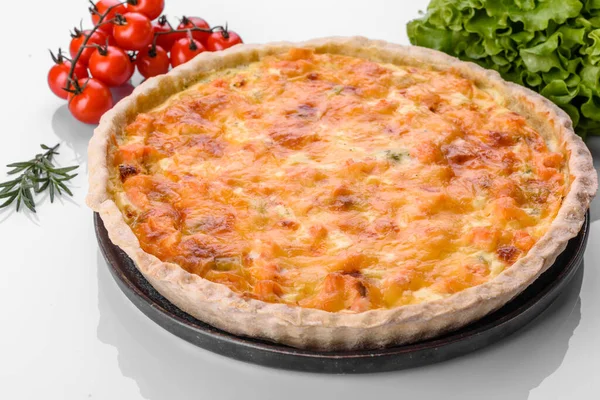 Délicieuse Quiche Fraîche Avec Brocoli Saumon Fromage Tarte Végétarienne Poisson — Photo