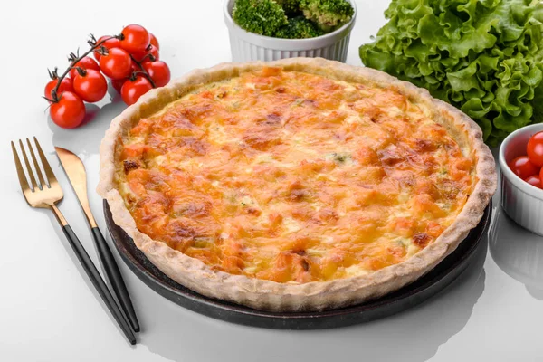 Delicioso Quiche Fresco Con Brócoli Salmón Queso Pastel Vegetariano Con — Foto de Stock