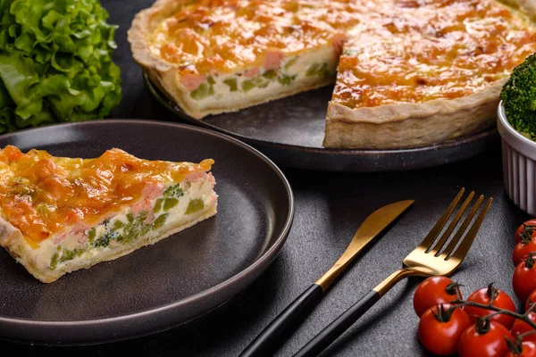 Köstliche Frische Quiche Mit Brokkoli Lachs Und Käse Vegetarischer Kuchen — Stockfoto