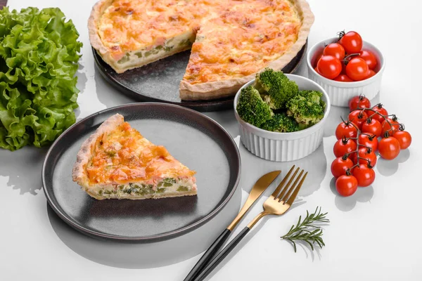 ブロッコリーとおいしい新鮮なキッシュ サーモンとチーズ 魚や野菜とベジタリアンパイ — ストック写真