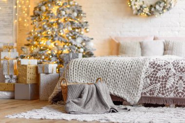 Altında hediyeler olan Noel ağacıyla süslenmiş güzel bir holdiay odası.