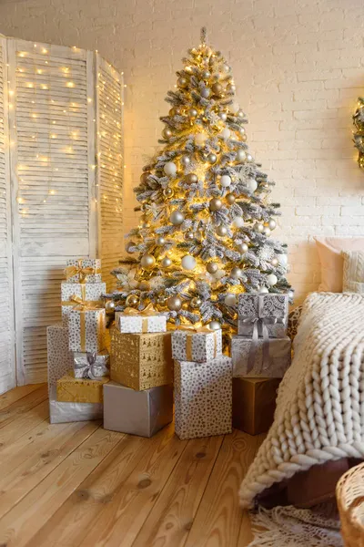 Hermosa Habitación Decorada Holdiay Con Árbol Navidad Con Regalos Debajo — Foto de Stock