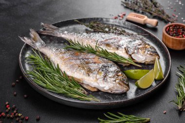 Baharat ve otlarla ızgarada pişirilmiş lezzetli dorado. Dorado yemek pişirdi.