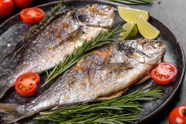 Baharat ve otlarla ızgarada pişirilmiş lezzetli dorado. Dorado yemek pişirdi.