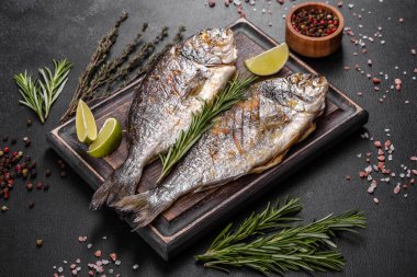 Baharat ve otlarla ızgarada pişirilmiş lezzetli dorado. Dorado yemek pişirdi.