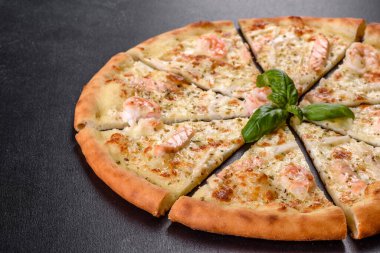 Lezzetli taze deniz ürünleri fırını pizzası: kırmızı balık ve karides. Sağlıklı yiyecekler. İtalyan mutfağı