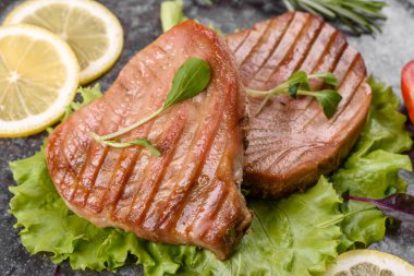 Baharatlı, otlu ve limon dilimli lezzetli ton balığı bifteği.