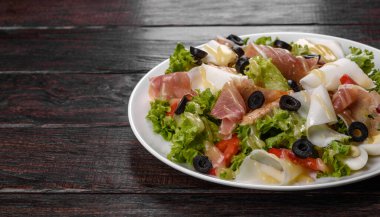 Festival masası için domuz pastırmalı lezzetli taze salata. Aile Tatili Hazırlanıyor