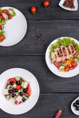 Tavuklu, domatesli, salatalı, soğanlı ve zeytinyağlı üç taze lezzetli salata. Yaz menüsü salataları