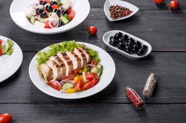 Tavuk, domates, salatalık, soğan ve zeytinyağlı yeşil salata. Yaz menüsü salataları