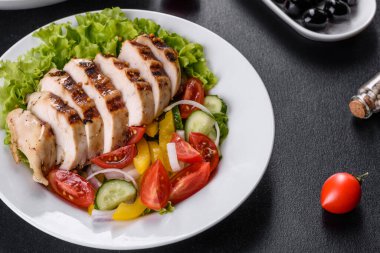 Tavuk, domates, salatalık, soğan ve zeytinyağlı yeşil salata. Yaz menüsü salataları