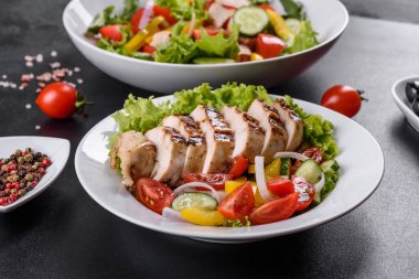 Tavuk, domates, salatalık, soğan ve zeytinyağlı yeşil salata. Yaz menüsü salataları