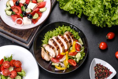 Tavuk, domates, salatalık, soğan ve zeytinyağlı yeşil salata. Yaz menüsü salataları