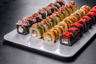 Japon suşi yemeği. Maki ve rulo ton balığı, somon, karides, yengeç ve avokado.