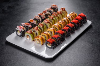 Japon suşi yemeği. Maki ve rulo ton balığı, somon, karides, yengeç ve avokado.