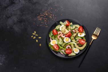 Karidesli salata, avokado, salatalık, kabak tohumu ve zeytinyağlı keten tohumu. Sağlıklı Yemek Tabağı