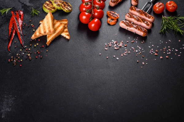 Вкусные Свежие Сосиски Гриле Овощами Специями Травами Фото Готового Блюда — стоковое фото