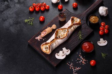 Tavuk, mantar ve peynirli taze sokak pizzası. Sokak yemeği, fast food.