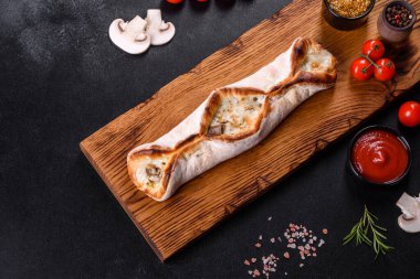 Tavuk, mantar ve peynirli taze sokak pizzası. Sokak yemeği, fast food.