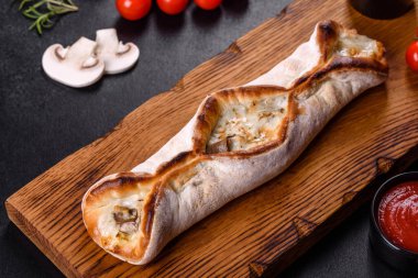 Tavuk, mantar ve peynirli taze sokak pizzası. Sokak yemeği, fast food.