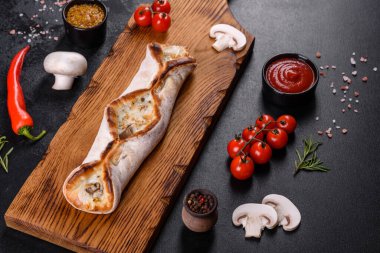 Tavuk, mantar ve peynirli taze sokak pizzası. Sokak yemeği, fast food.