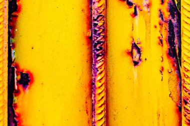 Çatlakları ve çizikleri olan metal bir duvarın dokusu arka plan olarak kullanılabilir.