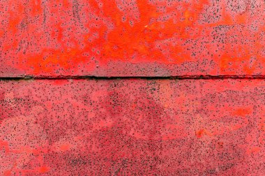 Çatlakları ve çizikleri olan metal bir duvarın dokusu arka plan olarak kullanılabilir.