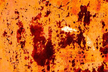 Çatlakları ve çizikleri olan metal bir duvarın dokusu arka plan olarak kullanılabilir.