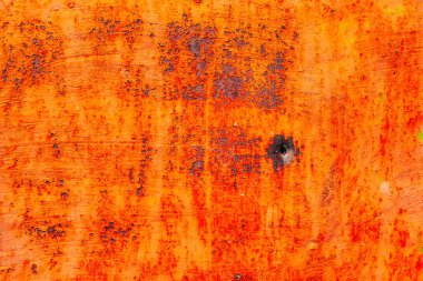 Çatlakları ve çizikleri olan metal bir duvarın dokusu arka plan olarak kullanılabilir.