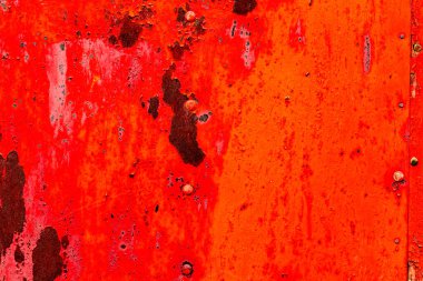 Çatlakları ve çizikleri olan metal bir duvarın dokusu arka plan olarak kullanılabilir.