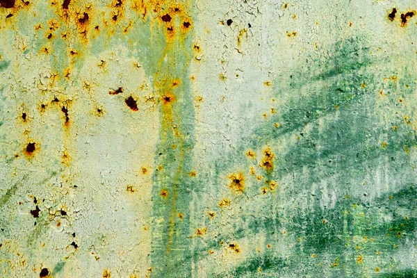 Çatlakları ve çizikleri olan metal bir duvarın dokusu arka plan olarak kullanılabilir.